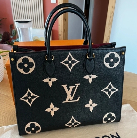 💎✨Nice offer✨💎Louis Vuitton Black and White ONTHEGO MM Bag - Picture 1 of 6